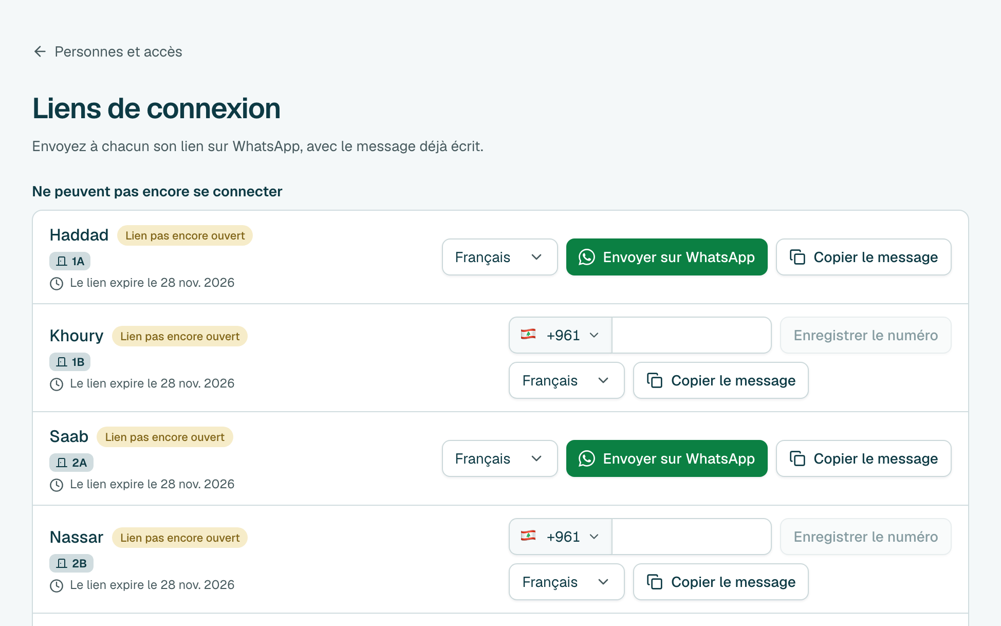 À côté de la personne, cliquez sur Envoyer sur WhatsApp. Choisissez la langue du message. WhatsApp ouvre sa conversation avec le message déjà écrit. Envoyez-le.
