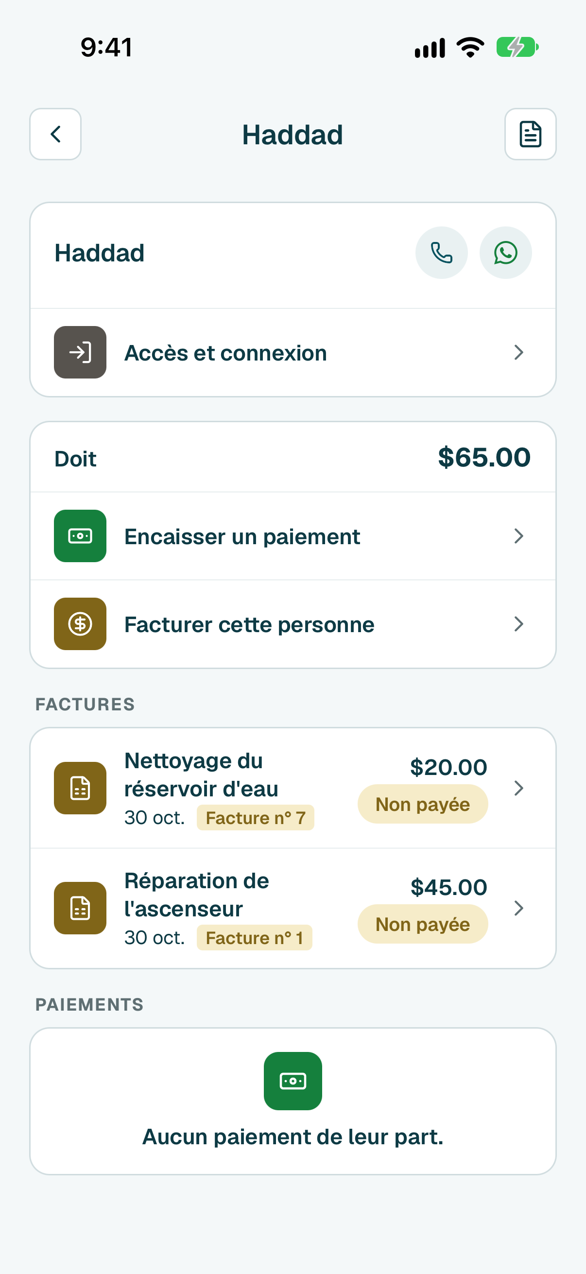 Sa page montre ce qu'elle doit et ses factures. Touchez une facture marquée Non payée ou Partiellement payée.